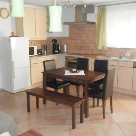 아파트 Gemuetliche Souterrain In Einem Holzhaus Mit Freisitz *