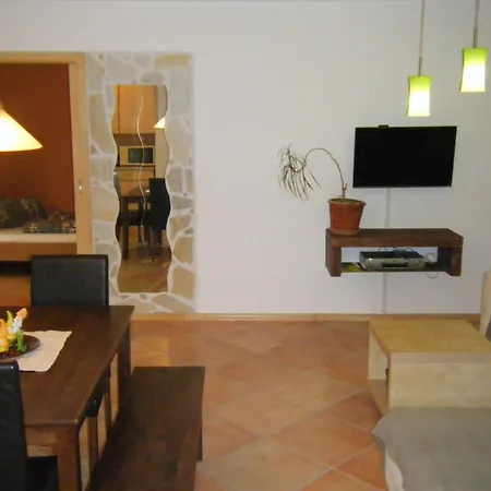 Gemuetliche Souterrain In Einem Holzhaus Mit Freisitz 러스트