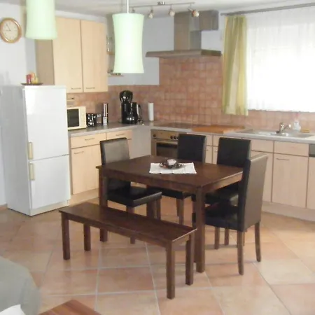 Gemuetliche Souterrain In Einem Holzhaus Mit Freisitz 아파트 *