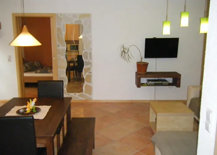 Gemuetliche Souterrain In Einem Holzhaus Mit Freisitz רוסט