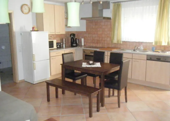 Gemuetliche Souterrain In Einem Holzhaus Mit Freisitz דירה *